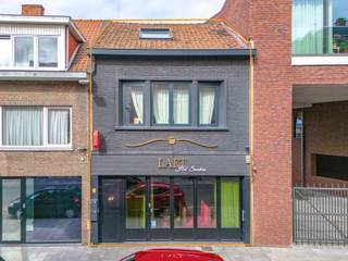 Pal in het centrum van Ekeren op een goed zichtbare locatie (passage van voetgangers en lokaal verkeer) bieden wij dit handelsgelijkvloers aan...