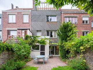 <strong>Karaktervolle burgerwoning (225 m²</strong><strong>) met vijf slaapkamers, drie badkamers en een charmante tuin in de gegeerde stationsbuurt. </strong><br /><br />Deze ruime burgerwoning (EPC B-label) bevindt zich op een aantrekkelijke locatie nabij het Miljoenenkwartier, op wandelafstand van het Paul de Smet de Naeyerplein en het station Gent-Sint-Pieters. Ook de verbinding met de E40 is bijzonder vlot.<br /><br />Deze karaktervolle gezinswoning beschikt over een grondoppervlakte van circa 140 vierkante meter en is zuid georiënteerd. Achteraan geniet je van een zonnige en sfeervolle tuin met een praktisch bijgebouw. <br /><br />In 2021 onderging een deel van de woning een grondige renovatie. Daarbij werd een volwaardige bovenverdieping toegevoegd en ingericht als royale slaapverdieping met dressing, badkamer met Finse sauna en ruim dakterras. Ook de achtergevel werd volledig aangepakt en energetisch verbeterd door bijkomende isolatie.<br /><br />De woning is asbestveilig, beschikt over een conform keuringsverslag voor elektriciteit en maakt gebruik van regenwaterrecuperatie via het buitenkraantje. <br /><br />De droge kelder biedt extra bergruimte en doet onder meer dienst als wasplaats.<br /><br />Er bestaat de mogelijkheid om het huurcontract van een nabijgelegen garagebox over te nemen. Een ideale ruimte om fietsen,... op te stallen. <br /><br /><strong>Kortom, de ideale gezinswoning voor wie karaktervol en comfortabel wil wonen in de gegeerde stationsbuurt.</strong>