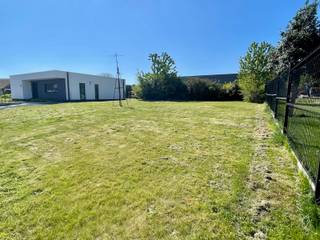 *** Bouwgrond voor open bebouwing ***Dit bouwperceel met west oriëntatie voor open bebouwing heeft een oppervlakte van 6a 06ca is gelegen op de...