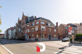 Maak kennis met dit karaktervol pand, gelegen op de hoek van de Elf-Julistraat en de Koningin Elisabethlaan in het centrum van Brugge. <br />Dit eigendom is ideaal voor iemand die wonen/werken wenst te combineren, vrije beroeper, kangoeroe-woonst, of een groot gezin. <br /><br />De benedenverdieping van deze woonst werd volledig gerenoveerd en omgevormd tot een appartement die beschikt over een gezellige leefruimte met open keuken, grote slaapkamer en annex moderne badkamer met inloopdouche. <br /><br />Op de eerste en tweede verdieping vinden we de "hoofdwoning" terug die op te frissen is. <br />Op niveau 1 is er een riante leefruimte met eethoek, afzonderlijke keuken en een eerste slaapkamer + badkamer. <br />Op niveau 2 vinden we dan nog 3 slaapkamers terug. <br /><br />De ramen van de volledige woonst werden wel reeds vernieuwd. <br /><br />Dit eigendom beschikt over een gezellige stadskoer met achterliggende garagebox/opslagruimte die via de openbare weg ook te bereiken is. Een troef op deze centrale locatie! <br /><br />Contacteer ons snel voor een bezoek aan dit eigendom via info@delbecque.immo of 050 45 03 45