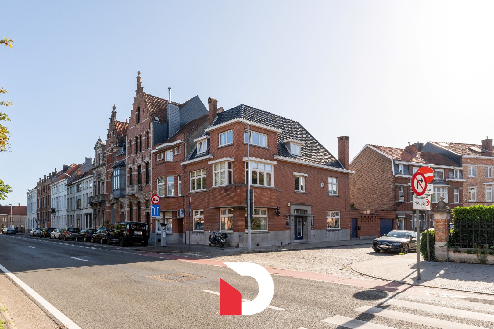 Karaktervolle ruime hoekwoning met garage in centrum Brugge - foto 2