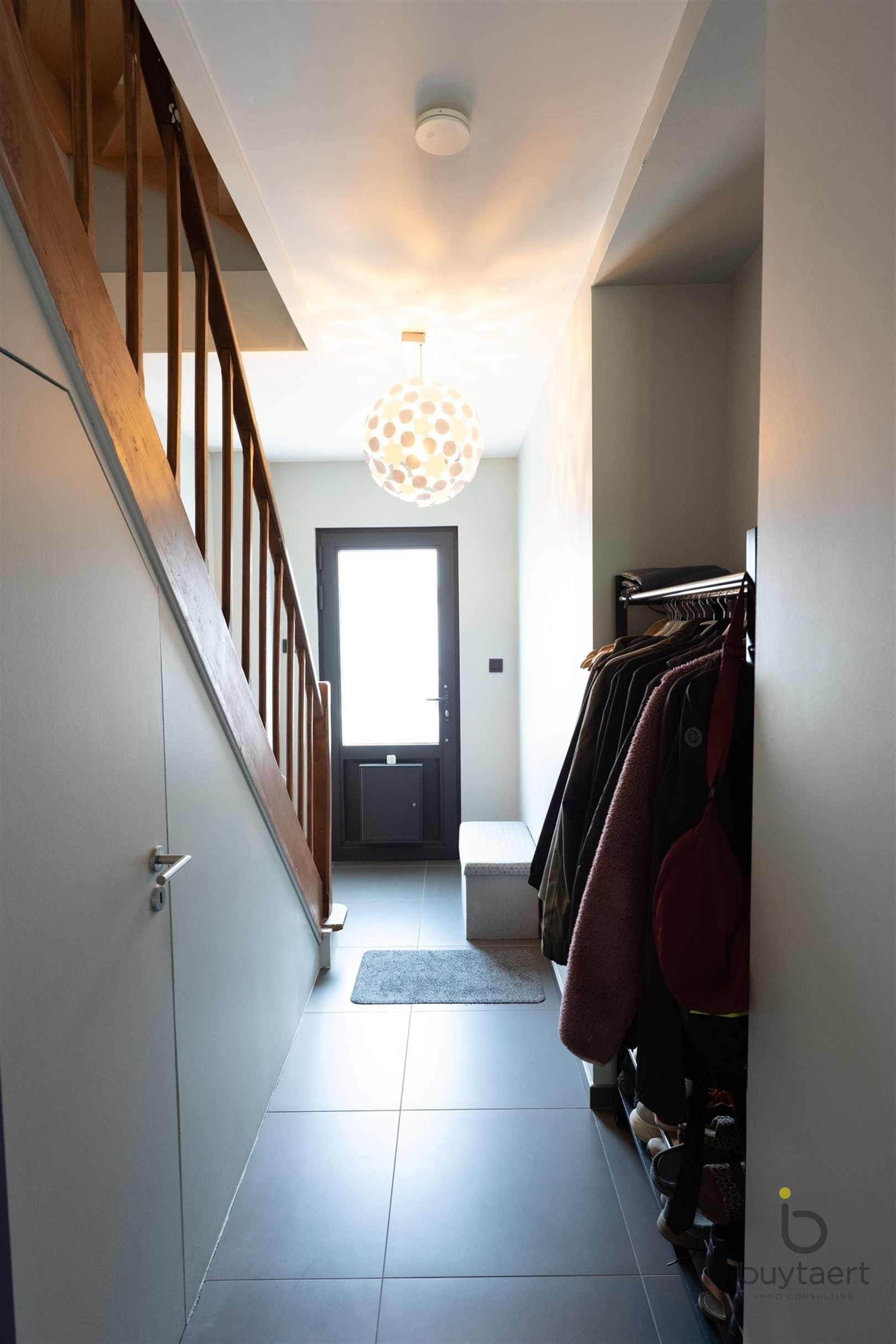 INSTAPKLARE CENTRAAL GELEGEN RIJWONING MET DRIE SLAAPKAMERS EN GEZELLIG TUINTJE! - foto 4