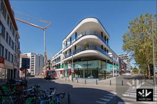 <strong><u>Prachtig nieuwbouw penthouse binnen de Grote Ring van Hasselt met een riant zonneterras van maar liefst 34 m². Zeer hoogwaardig afgewerkt en voorzien van alle modern comfort! Kopers die aan de voorwaarden voldoen kunnen genieten van het gunsttarief van slechts 6% BTW*.<br /><br />TROEVEN:</u></strong><br />- <strong>Centrale locatie </strong>binnen de Grote Ring, op wandelafstand van het stadscentrum en Quartier Bleu <br />- Hoogwaardig afgewerkt met <strong>kwalitatieve materialen</strong> <br />- <strong>Indrukwekkende plafondhoogte</strong> van 3 meter <br />- Plafondhoge raampartijen voor <strong>ultieme daglichtinval </strong><br />- <strong>Energiezuinig</strong> (zonnepanelen, warmtepomp, ventilatiesysteem D, vloerverwarming) <br />- Enorm <strong>zonneterras</strong> (zuidwestelijk georiënteerd) van maar liefst 34 m² <br />- Ruime indeling <br />- Slechts 2 appartementen op 1 gang <br />- Budget voor keuken reeds voorzien in de vraagprijs*<br />- Aankoop van een kelderberging geprefereerd (€ 5.000,00) <br />- Mogelijkheid tot aankoop van <strong>één of meerdere ondergrondse parkeerplaatsen</strong> (€ 28.500,00 per stuk, meerdere te bespreken) <br />- Aankoop onder <strong>6% BTW</strong> (in plaats van 21%) mogelijk**<br /><br />Welkom in residentie Mantelius, een architecturale parel op de hoek van de Havenstraat en de Kempische Steenweg in Hasselt! Op <strong>wandelafstand van het stadscentrum en Quartier Bleu</strong>, maar eveneens op slechts <strong>enkele minuten rijden van de autosnelweg en diverse invalswegen</strong> naar naburige steden en gemeenten. Deze buurt is de laatste jaren volop in ontwikkeling en manifesteert zich als '<em>the place to be</em>'! <br /><br />Dit <strong>luxueus afgewerkt</strong> penthouse vinden we terug op de derde verdieping van de residentie, die zowel met de lift als een trap bereikbaar is. Er zijn slechts twee appartementen die hun toegang vinden via deze gang, waardoor u geniet van voldoende <strong>privacy</strong>. Bij het binnenkomen in de inkomhal van het penthouse vallen de hoge <strong>plafonds van maar liefst 3 meter hoog</strong> alsook de prachtige lichtinval onmiddellijk op. De leefruimte beslaat bijna 50 m² en baadt in het daglicht. Dankzij de combinatie van <strong>hoogwaardig parket en kwalitatieve raamdecoratie </strong>straalt de leefruimte een luxueuze <em>vibe</em> uit. De keuken werd nog niet geïnstalleerd, deze kan u naar eigen wensen kiezen en laten plaatsen. Er is een <strong>budget voor de keuken </strong><u><strong><strong>i</strong>nbegrepen in de vraagprijs</strong>*</u>, dit kan besproken worden met de verkopers bij concrete interesse. <br /><br />Het nachtgedeelte is volledig apart van het leefgedeelte en bestaat uit de nachthal, 2 slaapkamers, een badkamer en een berging. Deze ruimtes hebben net als de leefruimte een plafondhoogte van 3 meter met even hoge ramen, waardoor ook hier een luchtige sfeer wordt waargenomen. In de badkamer beschikt u over een <strong>modern badkamermeubel</strong> met dubbele wastafel, een inloopdouche en een badkamerkastje. <em>Eye catcher</em> in de badkamer is de spiegel: niet alleen is deze verlicht, maar hij heeft ook een <em>Bluetooth</em>-functie en kan met één druk op de knop ontdaan worden van condens. U leest het: hier werd aan de <strong>details</strong> gedacht! <br /><br />Een enorme troef aan dit penthouse is het <strong>zonneterras</strong>, dat bereikbaar is vanuit zowel de leefruimte als één van de slaapkamers en de inkomhal. Met een <strong>oppervlakte van maar liefst 34 m²</strong> en een zuidwestelijke oriëntatie, zijn hier talloze mogelijkheden om heerlijke zomers buiten door te brengen. <br /><br />Energie-technisch werd het penthouse uitgerust met al het modern comfort: <strong>vloerverwarming, een warmtepomp, een ventilatiesysteem, dubbele hoogrendementsbeglazing en zonnepanelen</strong> dragen bij aan de energiezuinigheid van uw nieuwe thuis. <br /><br />Het penthouse is spiksplinternieuw en is na plaatsing van de keuken volledig instapklaar. Voor wie wenst is er een <strong>mogelijkheid tot aankoop van één of meerdere ondergrondse parkeerplaatsen</strong> (€ 28.500,00 per stuk of, indien u een invalidenparkeerplaats en/of meerdere parkeerplaatsen zou wensen, bespreekbaar). Extra bergruimte dient, in de vorm van een <strong>kelderberging</strong>, te worden aangekocht voor € 5.000,00.<br /><br />Woon jij binnenkort op deze gegeerde locatie, in één van de mooiste penthouses die Hasselt momenteel te bieden heeft? Laat snel je gegevens achter, René leidt je met heel veel plezier rond. <br /><br />*<em>De verkopers hebben een budget voorzien voor een keuken naar smaak en wensen van de koper, dat in de vraagprijs is inbegrepen. Indien de koper een keuken zou wensen die het voorziene budget overschrijdt, zijn alle meerkosten voor rekening van de koper zelf. Het keukenbudget is te bespreken tussen kandidaten en de verkopers bij zeer concrete interesse. <br />** Aankoop onder het gunsttarief van 6% BTW (in plaats van 21% BTW) is mogelijk indien de koper voldoet aan de door de overheid gestelde voorwaarden, die u kan terugvinden op https://fin.belgium.be/nl/nl/particulieren/woning/bouwen-verbouwen/afbraak-wederopbouw/regeling-1-juli-2025. </em><br /><br /><br />