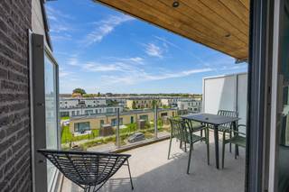 Dit moderne en <strong>instapklare duplex-appartement</strong> is gelegen op de 3de & 4de verdieping in <strong>residentie Modena </strong>te Lombardsijde en ligt op een boogscheut van <strong>strand en zee;</strong> Het recente gebouw werd volledig opgebouwd met <strong>kwalitatieve en onderhoudsvriendelijke materialen</strong> die de duurzaamheid en het esthetische van het gebouw ten volle garanderen en is uitgerust met een <strong>ventilatiesysteem D</strong>; Kortom, u koopt een <strong>energiezuinig appartement </strong>die voor de volgende decennia voldoet aan de normen;<br />Het appartement wordt gemeubeld verkocht en geniet een <strong>zongericht terras </strong>van 8 m2;<br /><br />Indeling: Inkom, open leefruimte met <strong>volledige geïnstalleerde keuken</strong> met aansluitend een berging met <strong>technische aansluitingen</strong> voor bvb wasmachine en droogkast, apart toilet, terras achteraan met zon-oriëntatie ,1x slaapkamer + badkamer met <strong>inloopdouche en wastafel</strong>;<br /><br /><strong><u>Troeven: </u></strong><br />- instapklaar;<br />- EPC-label A;<br />- Bouwjaar 2021;<br />- Meubelen inclusief;<br />- Buiten- en binnenfietsenberging;<br />- Optioneel: Ruime garagebox (50.000 euro);<br /><br />Interesse? Maak asap een afspraak om deze parel vrijblijvend te komen bezoeken. U kan ons steeds bereiken via mail of telefoon;