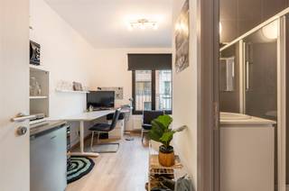 <p><span>Te koop: gerenoveerde studentenkamer op het Eilandje, gelegen in de Genuastraat 2, 2000 Antwerpen. </span></p><p><span>De studentenkamer bevindt zich in een recent studentengebouw. Op wandelafstand vindt u onder meer het MAS, verschillende hogescholen, haltes van het openbaar vervoer en winkels.</span></p><p><span>De kamer is gemeubeld met een bureau, bed en kast en beschikt over een eigen badkamer met douche, toilet en lavabo. <br />Op het gelijkvloers van het gebouw is een grote gemeenschappelijke keuken aanwezig, voorzien van alle nodige toestellen. <br />Daarnaast is er een ruime fietsenberging in het gebouw.</span></p><p><span>De kamer is momenteel verhuurd tot en met 31 augustus 2026.</span></p>