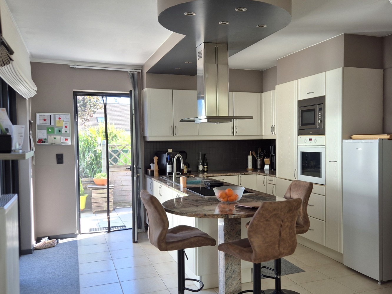 Instapklare gelijkvloerse parel met zwembad, zonnepanelen en ruimte voor zorg of professionele invulling - foto 4