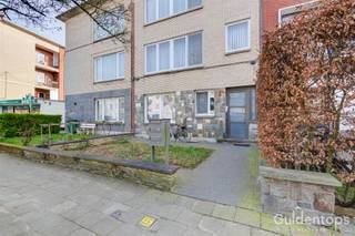 Welkom in dit charmante gelijkvloers appartement van ca. 80 m², rustig gelegen in een de groene en rustige Oosterveldwijk in Wilrijk.De lichtrijke leefruimte sluit naadloos aan op de gezellige stadstuin met houten terras. Deze privatieve buitenruimte is een absolute troef en biedt de perfecte plek om te ontspannen, te genieten van een etentje buiten of gewoon tot rust te komen in het groen.Het appartement beschikt over twee volwaardige slaapkamers, met de mogelijkheid om een derde kamer/dressing of bureau in te richten, afhankelijk van uw noden.De keuken is praktisch ingericht en voorzien van de nodige toestellen. De badkamer is functioneel uitgerust met een douche en een handige was- en droogopstelling.Verder zorgen de warme vloeren en grote raampartijen voor een aangenaam en huiselijk gevoel doorheen het hele appartement.Gelegen op een goed bereikbare locatie, dichtbij winkels, openbaar vervoer en groen, is dit de ideale woonst voor wie comfortabel en rustig wil wonen met alle voorzieningen binnen handbereik.contacteer ons nu voor onze eerste bezoekmomenten