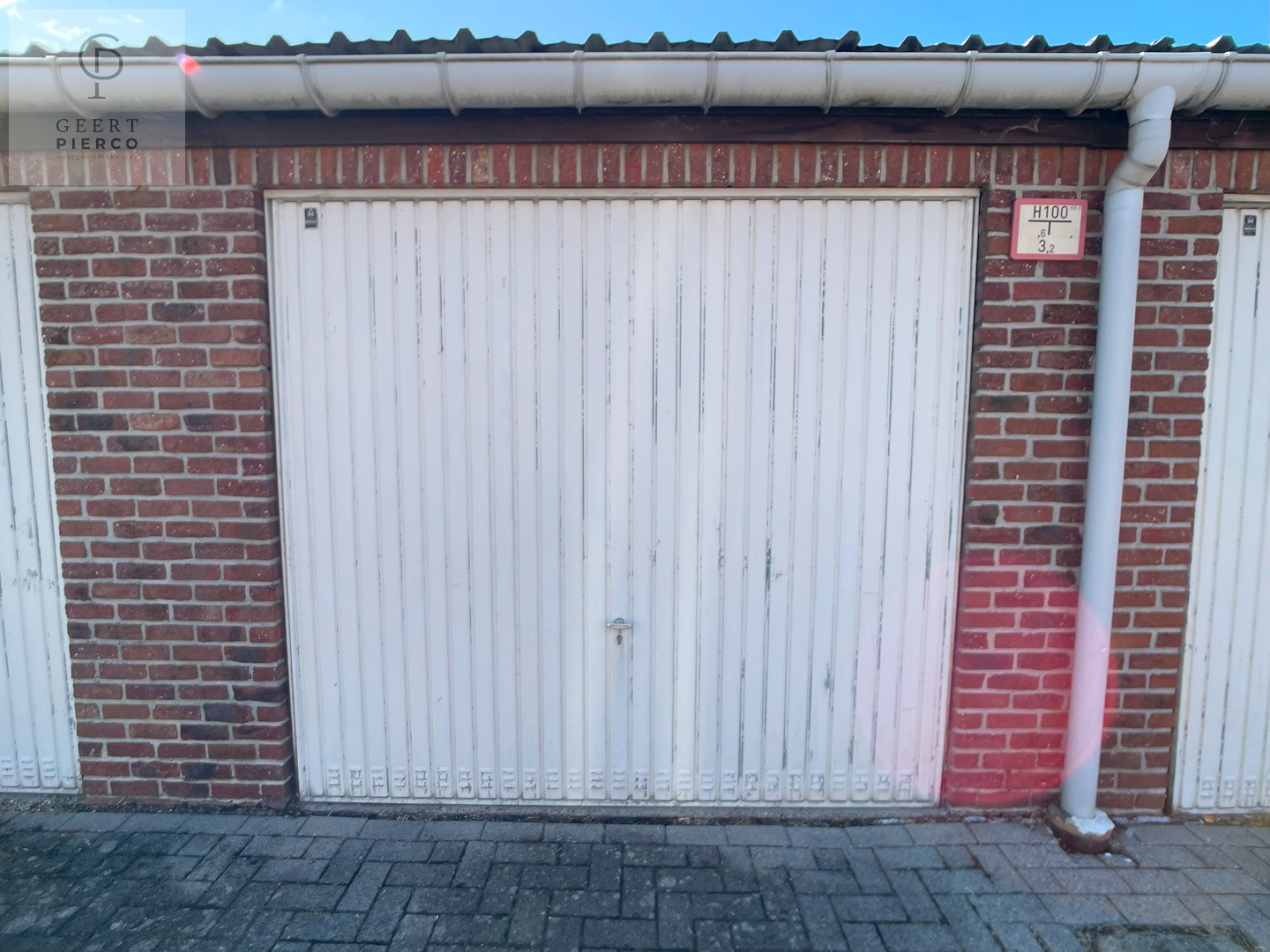 Deze opbrengsteigendom voorziet zeven afgesloten garageboxen en één open autostaanplaats. Gelegen te midden van een woonwijk is de huurgarantie bijna een absolute zekerheid! - foto 3