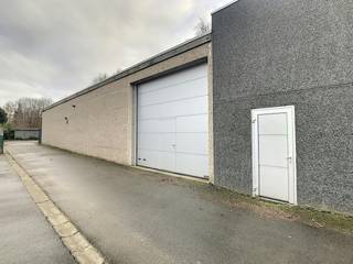 Magazijn te huur van ca. 475 m² in Gullegem.Specificaties: - Vrije hoogte: 4,50 meter;- Elektrische sectionale poort: 4,30m (b) x 4m...
