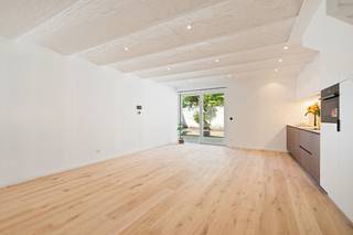 <p>Moderne gesloten bebouwing in Sint Annaboomstraat, Zwijndrecht, op een rustige locatie met uitstekende verbindingen naar Antwerpen.</p>
<p> </p>
<p>Deze nieuwbouw woning (bouwjaar 2025) combineert een serene woonomgeving met optimale bereikbaarheid. Gelegen in een rustige straat, maar dicht bij belangrijke invalswegen, openbaar vervoer en de verbinding naar Antwerpen – ideaal voor pendelaars. Scholen, winkels, sportfaciliteiten en groene zones liggen op korte afstand, wat het perfect maakt voor gezinnen die comfort en praktische nabijheid waarderen. De woning biedt een aangename thuisbasis weg van de drukte, met een evenwicht tussen privacy en bereikbaarheid.</p>
<p> </p>
<p>Belangrijkste ruimtes:<br />• Lichte woonkamer met ruimte voor een gezellige zithoek en eethoek.<br />• Moderne keuken met spoelbak, vaatwasser, elektrische kookplaat en ingebouwde kasten.<br />• Berging met aansluiting voor wasmachine en droogkast.<br />• Badkamer met douche en ligbad.<br />• Drie comfortabele slaapkamers.<br />• Twee toiletten, beide voorzien van handenwasser.</p>
<p> </p>
<p>Troeven:<br />• Rustige ligging met snelle toegang tot Antwerpen en openbaar vervoer.<br />• Nabij scholen, winkels, sportfaciliteiten en groene zones.<br />• Nieuwbouw uit 2025 met praktische indeling.</p>
<p> </p>
<p>Neem vandaag nog contact op met je ERA-makelaar voor een bezoek.</p>
<p> </p>
<p>JOUW DROOMHUIS. ZO GEVONDEN!</p>