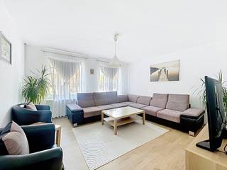 Info: bruxelles.ouest@weinvest.be of 02 315 77 22 | Handelspand met 3 slaapkamerwoning – Place de la Vaillance, Anderlecht<br /><br />Gelegen aan de Place de la Vaillance in Anderlecht, vlakbij winkels, openbaar vervoer en alle voorzieningen, biedt dit handelspand een mooie opportuniteit voor investeerders die op zoek zijn naar een eigendom met bestaande huuropbrengsten.<br /><br />De gelijkvloerse verdieping, met een oppervlakte van ongeveer 75 m², is ingericht als handelsruimte en is momenteel verhuurd.<br /><br />De bovenverdiepingen omvatten een wooneenheid met een bewoonbare oppervlakte van ongeveer 113 m², die eveneens verhuurd is. De woning bestaat uit een leefruimte met salon en eetkamer, een keuken en drie slaapkamers.<br /><br />Het volledige pand is momenteel verhuurd en wordt bewoond door één en dezelfde huurder, wat zorgt voor een bijzonder interessant en eenvoudig beheer voor een investeerder en tegelijkertijd een globale huuropbrengst oplevert.<br /><br />Op basis van de vraagprijs, de huidige huurinkomsten en rekening houdend met de registratierechten, bedraagt het geschatte bruto huurrendement ongeveer 5%, berekend op basis van 10 maanden huur. Dit vormt een interessante troef binnen de huidige vastgoedmarkt.<br /><br />Ook de ligging is een belangrijke troef: het pand bevindt zich in de nabijheid van winkels, openbaar vervoer, scholen en tal van voorzieningen, en op slechts enkele minuten van het voetbalstadion.<br /><br />Dankzij de combinatie van handel + woning, de verhuur aan één enkele huurder en het huurrendement vormt dit pand een interessante investeringsopportuniteit voor investeerders die op zoek zijn naar bestaande huuropbrengsten.<br /><br />Zeker te ontdekken!<br /><br />EPC : G – CO₂: 87 kg/(m².jaar) – 435 kWhEP/(m².jaar)  -  Ontdek al onze exclusieve panden op onze website: WWW.WEINVEST.BE