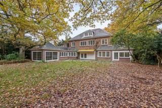 <p><strong>Karaktervolle Villa</strong><span><strong> </strong></span><strong>1951</strong><span><strong> </strong></span><strong>met</strong><span><strong> </strong></span><strong>zuidwestgerichte</strong><span><strong> </strong></span><strong>tuin</strong></p><p><strong></strong></p><p><strong></strong></p><p>Deze charmante villa uit 1951, uitgevoerd in een landelijke klassieke stijl, straalt een royaal ruimtegevoel uit en wordt overspoeld met natuurlijk licht. De woning is omgeven door een grote uin met zuidwestoriëntatie.</p><p></p><p>Bij binnenkomst treft u een statige inkomhal met een marmeren vloer, een gezellige zithoek rond open haard, vestiaire en gastentoilet. Via een deur komt u in het salon, dat ca. 65<span> </span>m² beslaat en eveneens voorzien is van een open haard, een indrukwekkende leefruimte voor familie en gasten. Aangrenzend opent via een openslaande deur de royale orangerie van ca. 44<span> </span>m² met parketvloer en een tweede open haard, hier geniet u het hele jaar door van tuinzicht en rust.</p><p>De keuken biedt een mooi zicht op de voortuin. De aparte eetkamer vervolledigt het gelijkvloers en kijkt prachtig uit op de achtertuin. Het volledige gelijkvloers is afgewerkt met parketvloer en verkeert in uitstekende staat.</p><p> </p><p></p><p></p><p>Op de eerste verdieping bevinden zich 4 slaapkamers en 2 badkamers. De masterbedroom (ca. 24<span> </span>m²) kijkt uit op de tuin en is voorzien van een ruime badkamer met ligbad, dubbele wastafel en toilet. Bovendien is er een aparte dressing. Verder is er een bureel met gepantserde deur, met zicht op de voortuin, ideaal als thuiskantoor of polyvalente ruimte. </p><p> </p><p>Op de tweede verdieping bevindt zich nog een slaapkamer, ideaal als kinderkamer, een douchekamer en en een polyvalente (speel)kamer van ca. 46 m².</p><p> </p><p>Tot slot zijn er twee garages (elk geschikt voor 1<span> </span>wagen) en een oprit die plaats biedt aan meerdere wagens.</p><p> </p><p></p><p></p><p>De woning is gelegen in een rustige en groene omgeving, perfect voor wie privacy en rust hoog in het vaandel draagt. Tegelijk is de ligging strategisch: winkels, scholen, openbaar vervoer en invalswegen bevinden zich op korte afstand. Dankzij de zuidwestgerichte tuin is er maximaal genieten van middag<span>‑</span> en avondzon.</p><p> </p><p></p><p></p><p><strong>TROEVEN</strong></p><p>+ Authentieke bouwstijl uit 1951 in landelijke klassieke vormgeving</p><p>+ Zeer ruime living (ca. 65<span> </span>m²) en orangerie van circa 44<span> </span>m² met veel lichtinval</p><p>+ Zuidwestgerichte tuin</p><p>+ Vijf slaapkamers + bureel</p><p>+ Twee garages + ruime oprit voor meerdere auto’s</p>