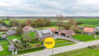 Welkom in deze ruime en charmante alleenstaande villa, prachtig gelegen op een perceel van 4.119 m² met een adembenemend landelijk uitzicht en loodsen.(+/-500 m²)<br /><br />Bij het betreden van de woning komt u in de ruime inkomhal, die toegang biedt tot een praktisch bureau op het gelijkvloers en een lichtrijke leefruimte met een aangename sfeer. Aansluitend bevindt zich de ruime keuken, uitgerust met de nodige toestellen. Verder beschikt het gelijkvloers over een gastentoilet, een volledig ingerichte badkamer, en twee volwaardige slaapkamers.<br /><br />Op de eerste verdieping vindt u nog drie ruime slaapkamers, een handige wasruimte en een apart toilet. Voor extra opbergruimte is er bovendien een zolder, ideaal als stockage- of hobbyruimte.<br /><br />De buitenomgeving straalt rust en privacy uit: het perceel is omgeven door groen en biedt een warme, landelijke charme. Daarnaast beschikt de woning over ongeveer 500 m² aan loodsen, ideaal voor zelfstandigen, hobby’s of extra opslag.<br /><br />Een extra troef is de mogelijkheid tot projectontwikkeling met meerdere kavels(3), wat het geheel extra interessant maakt! Vraag ons naar de bouwvoorschriften of een ontwerpplan van verkaveling.<br /><br />De vermelde prijs is een richtprijs; elk bod, hoger of lager, wordt voorgelegd aan de eigenaar die zich het recht voorbehoudt om dit te aanvaarden of te weigeren.<br /><br />Neem voorsprong met een vrijblijvende, gratis schatting van uw eigendom via:<br />www.residentievastgoed.be/gratisonlineschatten