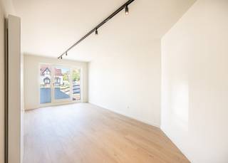 <p>Volledig gerenoveerd 1-slaapkamerappartement nabij het centrum en de zee van Sint-Idesbald.<br /><br />Op een uitstekende locatie, vlak bij het centrum van Sint-Idesbald én op wandelafstand van de zee, bieden wij u dit volledig gerenoveerde en instapklare appartement van 48 m² aan. Het appartement bevindt zich op de eerste verdieping van de residentie “Diga Verde”. Dankzij de nabijheid van het openbaar vervoer, winkels, gezellige restaurants en de zeedijk geniet u hier van alles wat Sint-Idesbald te bieden heeft. Niet voor niets staat Sint-Idesbald bekend als een van de culinaire parels van de Belgische kust.<br /><br />De woning werd met oog voor comfort en functionaliteit ingericht en omvat:<br />Lichtrijke leefruimte met toegang tot het balkon | volledig uitgeruste en moderne keuken (microgolfoven, oven, vaatwasser, koelkast met diepvriesvak, kookplaat,...) | ruime slaapkamer met rechtstreekse toegang tot de badkamer (stijlvolle inloopdouche, lavabo in meubel en toilet).<br /><br />Tussen de foto's staan enkele 3D-beelden van hoe u het appartement kan opfrissen en aankleden. Deze zijn puur illustratief. <br /><br />Dankzij de topligging is het bovendien een uitstekende keuze als tweede verblijf, vaste bewoning of investering.<br /><br />Op zoek naar een stijlvol en instapklaar appartement op wandelafstand van het centrum én de zee? Contacteer ons snel !</p>