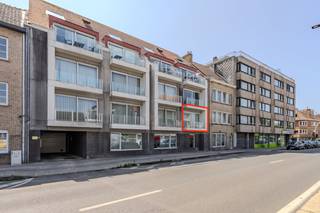 Dit instapklaar appartement te koop is gelegen op de tweede verdieping van Residentie "Het Zomerhuis" gelegen langs de Elisabethlaan te Oostende. Dit vastgoed is een uitstekende investering, gezien het actueel verhuurd is en direct rendement biedt.Indeling: - inkomhal- lichtrijke leefruimte - open keuken uitgerust met een spoeltafel, keramische kookplaat, combi-oven, vaatwas en frigo met vriesvakje- berging voorzien van aansluiting voor wasmachine- badkamer met ligbad en badkamermeubel met spiegelkast- slaapkamer 1 - slaapkamer 2- afzonderlijk toilet Bovendien kan u gebruik maken van de gemeenschappelijke fietsenberging in het gebouw. Actueel verhuurd sinds 1 februari 2013.Pluspunten:- lichtrijk appartement- perfect onderhouden - ideale investering (huurder verblijf er al meer dan 10 jaar!)- centrale ligging- EPC label A! Op zoek naar een een ideale optie voor permanente bewoning, een tweede verblijf of als een direct renderende investering te Oostende? Contacteer ons snel!