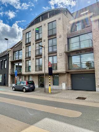 <u><strong>Ligging</strong></u><br />Ontdek dit lichtrijke appartement met 1 slaapkamer in hartje Avelgem vlak bij horeca, apotheek, slager en invalswegen.<br /><br /><u><strong>Indeling</strong></u><br />Lichtrijke leefruimte, ingerichte keuken (oven, frigo, kookplaat en dampkap), berging/wasplaats, slaapkamer, badkamer met lavabo en douche, garage en bergruimte.<br /><br /><strong><u>Technisch</u></strong><br />Centrale verwarming op aardgas, EPC label B<br />Gemeenschappelijke kosten 50 €/maand. Onmiddellijk beschikbaar.<br /><br /><u><strong>4 keer wauw!</strong></u><br />Uitstekende ligging<br />Instapklaar<br />Lichtrijke leefruimte<br />Garage en bergruimte<br /><br /><u><strong>Contact</strong></u><br />Info of bezoek via info@real-immo.be <br /><br /> 