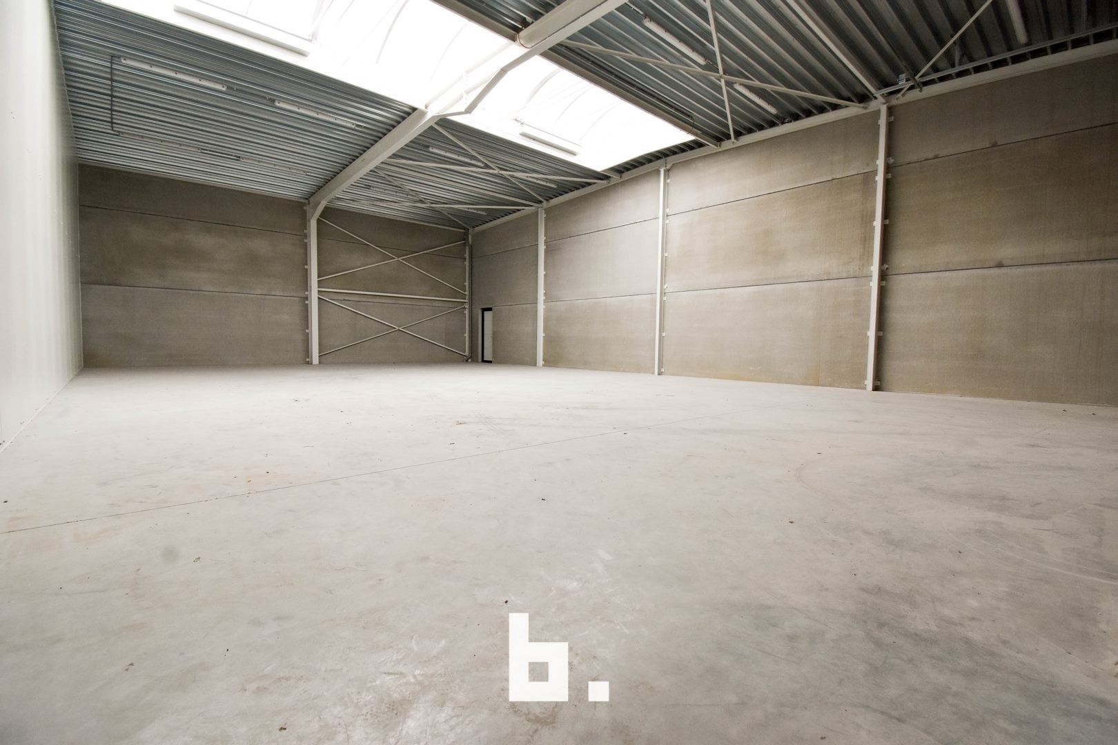 Magazijn (235m²) met sectionaalpoort (4mx4m) - foto 3