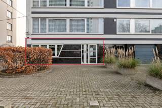<p>Instapklaar kantoor of handelspand langs bruisende Lambrechtshoekenlaan.<br />Overal vlakbij, vlot bereikbaar via autostrade en invalswegen.<br />Indeling: inkom, verzorgde open kantoorruimte met verschillende bureau's + apart kantoor achter glas, technische ruimte met ventilatie-unit en server, verzorgde kitchenette, gescheiden sanitair (M/V), moderne vergaderruimte.<br />Extra's: veel elektrische voorzieningen, volledig ingericht (losstaande meubels eventueel over te nemen), EPC-B, alarm,...<br />Ideaal voor zakenkantoor, vrijberoep, praktijk,...<br />HORECA niet toegelaten.</p><p>Info/bezoek: 03/283 83 00 - noord@sinjoor.be<br /> </p>