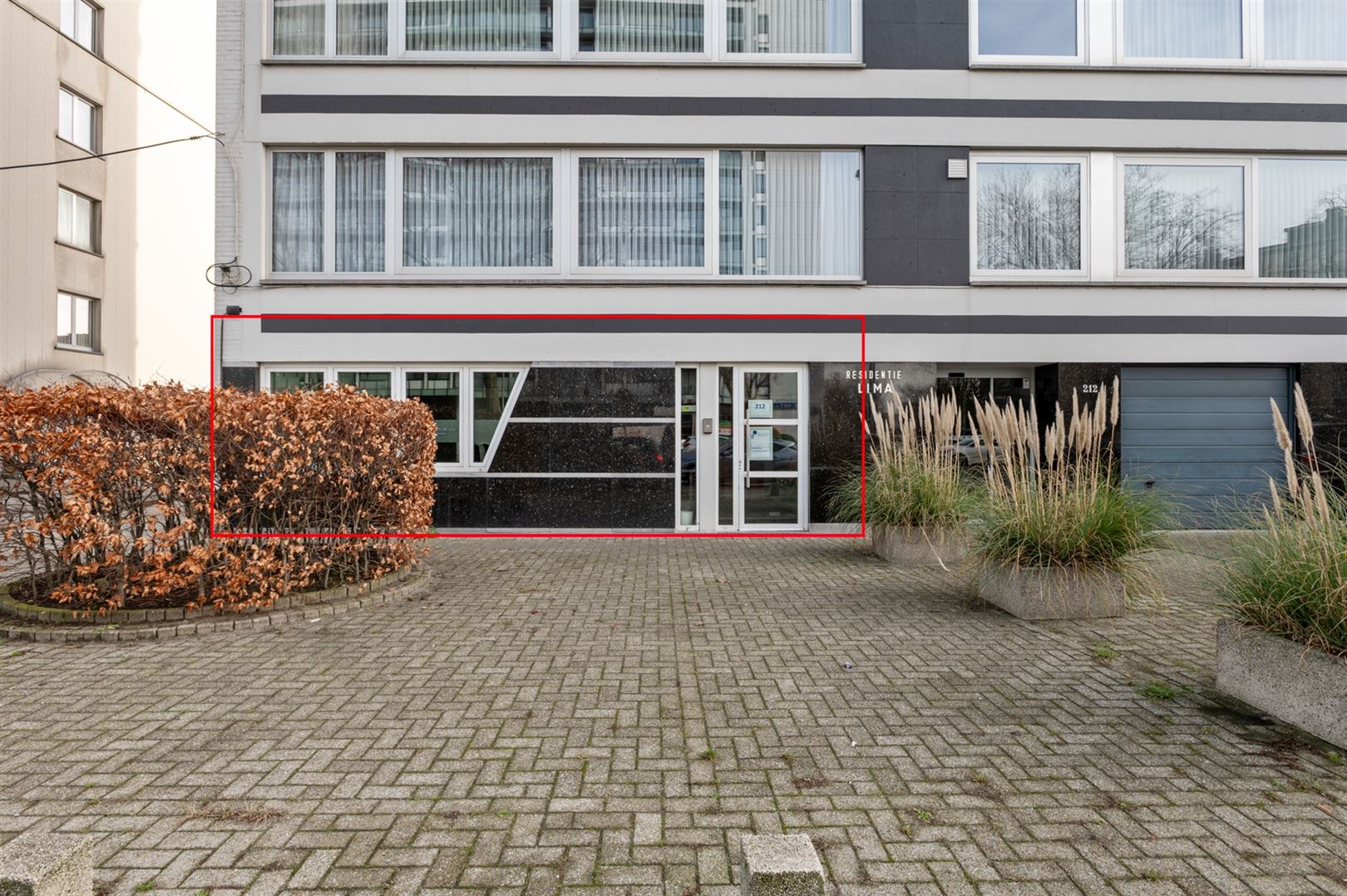 Instapklaar kantoor of handelspand langs bruisende Lambrechtshoekenlaan. - foto 2