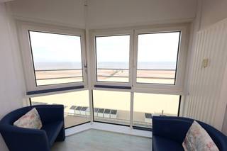 Ontdek dit prachtige appartement met 1 slaapkamer in het hart van Mariakerke, Oostende, en laat je betoveren door het adembenemende uitzicht op de zee vanop een 6<sup>de</sup> verdieping. Dankzij de grote ramen tot op de grond kun je elke dag genieten van het panoramische zeezicht, waar de horizon en de golven samenkomen in een adembenemend schouwspel.<br /><br />Het appartement is licht en modern, met een open indeling die een ruimtelijk gevoel biedt. De woonkamer is het perfecte plek om te ontspannen en waar je van het uitzicht kunt genieten.<br />De halfopen keuken is uitgerust met elektrisch kookvuur, koelkast en veel bergruimte.<br />De badkamer is uitgerust met ligbad en lavabo. De slaapkamer is comfortabel en biedt een oase van rust.<br /><br />Dit appartement is de ideale uitvalsbasis voor wie houdt van het leven aan zee, met alle voorzieningen van Oostende binnen handbereik. Perfect voor zowel permanente bewoning als als vakantieverblijf.<br />Mis deze unieke kans niet om te wonen met zicht op de zee! Neem snel contact met ons via telefoon op 0495/50.69.20 of via e-mail naar nicolas@jolieinvest.be voor meer informatie of een bezichtiging.<br /><br />Inclusief berging in het gebouw.<br />Fietsenberging aanwezig.<br />Interessant als investering, verhuring via ons kantoor mogelijk!<br />Het appartement scoort uitstekend op vlak van energie => EPC: 198 kWh/m²<br />Schrijnwerk: PVC-Hoogrendementsbeglazing<br />Verwarming: Aardgas<br />Vernieuwde gevel in 2018<br />Vernieuwde lift in 2020<br />Dakisolatie geplaatst in 2020<br />Lage syndickosten<br />Gratis parking op 150 meter<br /><br /><br /><br />