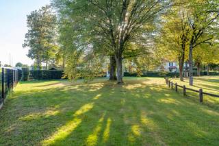 Deze karaktervolle ingenieurswoning ligt aan in het hartje van Zwartberg aan een sfeervol plein, omgeven door statige ingenieurswoningen die het architecturale karakter van de omgeving bepalen.<br /><br /><strong>De woning werd in 2019 gerenoveerd, met bijzondere aandacht voor kwalitatieve materialen, een eigentijdse luxueuze afwerking en toekomstgerichte technieken.</strong><strong> Het interieur kenmerkt zich door een combinatie van stijlvolle vloeren, strakke lijnen en verfijnde zwarte accenten. </strong><br /><br />De <u>gelijkvloerse verdieping</u> is als volgt ingedeeld: De ruime inkomhal geeft toegang tot een bureauruimte en de lichtrijke leefruimte, die bestaat uit een gezellige zithoek met open haard en een afzonderlijke eetkamer met zicht op de aangelegde tuin. De hoogwaardig ingerichte keuken vormt een echte blikvanger en sluit perfect aan bij het hedendaagse karakter van de woning. Daarnaast is er nog een praktische bijkeuken en een afzonderlijke douchecel. Aansluitend strekt het terras zich uit over de volledige breedte van de achtergevel.<br />Op de <u>eerste verdieping</u> zijn er momenteel drie volwaardige slaapkamers en een badkamer met vrijstaand ligbad.<br />De ruime <u>zolderverdieping</u> biedt aanzienlijk uitbreidingspotentieel en kan, mits verdere inrichting, plaats bieden aan vier bijkomende slaapkamers.<br />De woning heeft ook een <u>volledige kelderverdieping</u>.<br />Buiten werd aandacht besteed aan comfort en functionaliteit. De aangelegde tuin heeft een carport met laadpaal, zonnepanelen met thuisbatterij, een tuinhuis met sauna en een garage met ruimte voor twee wagens.<br /><br /><strong>Deze gerenoveerde ingenieurswoning verenigt authentieke architectuur met hedendaagse luxe en toekomstgericht wooncomfort. Dankzij de ruime indeling, de uitbreidingsmogelijkheden en de uitgebreide parkeervoorzieningen biedt ze een uitzonderlijke combinatie van karakter, comfort en potentieel.</strong><br /><br />Interesse? Contacteer ons op telefonisch: 089/203434 of mail naar info@ninabrunovastgoed.be