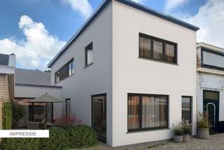 Welkom in Boekhoute, een charmant dorpje in Assenede, waar rust en gezelligheid hand in hand gaan. Gelegen op wandelafstand van het centrum, geniet u van een rustige omgeving met alle voorzieningen vlakbij: scholen, winkels, horeca en vlotte verbindingen richting Eeklo, Zelzate en de Nederlandse grens.<br /><br />Op de Oude Havenstraat 1 vindt u deze volledig gerenoveerde eengezinswoning, afgewerkt met duurzame materialen en oog voor detail (vloeren en deuren vrij te kiezen binnen voorzien budget). De woning straalt moderniteit uit dankzij de witte crepi-gevel en strakke zwarte ramen.<br /><br />Indeling:<br /><br />Gelijkvloers (84 m²): inkomhal met vestiaire, ruime leefruimte (26 m²) en een volledig uitgeruste keuken (23 m²) met luxe werkblad in keramiek (Neolith Terrazo Ceppo Silk), Bora kookveld, Electrolux en Franke toestellen. Verder is er een wasplaats/berging, gastentoilet en kelder.<br /><br />Verdieping (66 m²): nachthal, 3 slaapkamers, badkamer met douche en lavabo (meubel nog te kiezen binnen voorzien budget), apart toilet.<br /><br />De woning is voorzien van gevel- en dakisolatie, vloerverwarming en regenwaterrecuperatie. Alles wordt tot in de puntjes afgewerkt, is energiezuinig en onderhoudsvriendelijk.<br /><br />De vermelde informatie en afmetingen, evenals de getoonde impressies, zijn uitsluitend indicatief en kunnen afwijken van het uiteindelijke product.<br /><br />Meer info en plannen op www.hillewaere-vastgoed.be