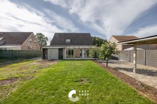 Vrijstaande gezinswoning met drie slaapkamers op een onderhoudsvriendelijk perceel van 6 are 52 ca.<br />Het pand is gelegen in een rustige woonstraat op wandelafstand van het centrum van Kaulille en met een goede verbinding naar Peer, Hamont-Achel, Bree en de Nederlandse grens.<br />De woning beschikt over een gunstige EPC-score van 144 kWh/m² of label B, de condenserende gasketel werd vernieuwd in 2021.<br />Daarnaast zijn er zonnepanelen met groenestroomcertificaten, deze werden geplaatst in 2011. De certificaten hebben een resterende opbrengst van +/- €4200,00.<br />De aangebouwde wasplaats en tuinberging zijn vergund <br /><br />Indeling: (plan beschikbaar)<br />Gelijkvloers:<br />+ Riante inkomhal met veel lichtinval en apart toilet<br />+ Leefruimte met zicht op de tuin<br />+ Keuken met inductiekookplaat<br />+ Bureelruimte met inbouwkasten<br />+ CV-ruimte / wasplaats<br />+ Verder af te werken veranda<br /><br />1ste verdieping:<br />+ Nachthal<br />+ Slaapkamer 1<br />+ Slaapkamer 2<br />+ Slaapkamer 3<br />+ Badkamer met ligbad en toilet<br /><br />2de verdieping:<br />+ Bergzolder toegankelijk via luik<br /><br />De tuin is aangelegd met gras en klinkwerken. Tevens zijn er twee tuinbergingen waarvan één met sauna.<br /><br />Ben jij opzoek naar een recente gezinswoning gelegen in een rustige woonomgeving?<br />Neem contact met ons op en we helpen u graag verder.