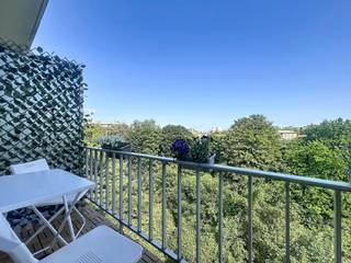 EVERE – Appartement met 2 slaapkamers, balkon, lift en kelder in een rustige straat<br /><br />Gelegen op de 4de verdieping van een gebouw met lift, zal dit lichtrijke appartement van ±70 m² u overtuigen door zijn doordachte indeling, zijn lichtinval en zijn rustige residentiële ligging in Evere.<br /><br />De woning bestaat uit een aangename westgerichte woonkamer, badend in natuurlijk licht in de late namiddag. De volledig uitgeruste open keuken zorgt voor een moderne en gezellige leefruimte.<br /><br />Het appartement beschikt over twee oostgerichte slaapkamers van 14 m² en 9 m², waarvan de grootste directe toegang geeft tot het balkon, ideaal om te genieten van het ochtendlicht. De parketvloeren in de woonkamer, de hal en de slaapkamers versterken het warme karakter van de woning.<br /><br />Daarnaast is er een badkamer met inloopdouche en een afzonderlijk toilet voor optimaal dagelijks comfort.<br /><br />Een private kelder maakt het geheel compleet en biedt extra en praktische bergruimte.<br /><br />Gelegen in een rustige doodlopende straat geniet het appartement van een residentiële omgeving met uitstekende bereikbaarheid. Ideaal gelegen tussen de Haachtsesteenweg en de Leopold III-laan, met snelle toegang tot winkels, openbaar vervoer, scholen en belangrijke verbindingswegen.<br /><br />De woning ligt op slechts 1 km van de Carrefour Hypermarkt Evere en op ongeveer 5 minuten wandelen van de Colruyt aan de Haachtsesteenweg, wat zorgt voor een zeer comfortabel dagelijks leven.<br /><br />De nabijheid van NAVO, Brussels Airport en de Europese instellingen vormt bovendien een belangrijke troef voor investeerders en werkenden in de hoofdstad.<br /><br />Kenmerken:<br />• ±70 m² bewoonbare oppervlakte<br />• 2 slaapkamers (14 m² en 9 m²)<br />• Volledig uitgeruste open keuken<br />• Badkamer met inloopdouche<br />• Apart toilet<br />• Balkon<br />• Private kelder<br />• Lift<br />• Parket in woonkamer, hal en slaapkamers<br />• Westgerichte woonkamer<br />• Oostgerichte slaapkamers<br />• Rustige doodlopende straat<br />• Strategische ligging tussen Haachtsesteenweg en Leopold III-laan<br />• 1 km van Carrefour Hypermarkt Evere<br />• 5 minuten wandelen van Colruyt (Haachtsesteenweg)<br /><br />Ideaal als eerste aankoop of investering.<br /><br />Inlichtingen en bezoeken op aanvraag met Frédéric Top<br />0472.34.44.08<br />frederic.top@weinvest.be