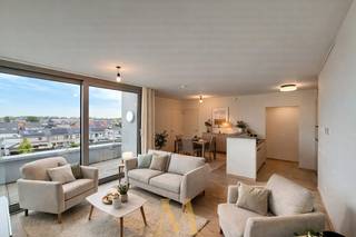 In een rustige woonbuurt van Deinze, op een steenworp van de Leie, bevindt zich deze hedendaagse assistentieflat die comfort en sereniteit perfect combineert. Winkels en het levendige stadscentrum liggen op wandelafstand, terwijl u thuis geniet van absolute rust.<br /><br />De flat beschikt over een ondergrondse staanplaats, een private berging en een ruim privatief terras van maar liefst 24,6 m². ideaal georiënteerd op het zuiden om volop van zon en buitenlucht te genieten.<br /><br />Binnenin wordt u verwelkomd door een open, lichtrijke leefruimte met warme parketvloer, naadloos verbonden met een volledig uitgeruste keuken voorzien van kwaliteitsvolle toestellen. De comfortabele slaapkamer is uitgerust met tv- en internetaansluiting en geeft rechtstreeks toegang tot de moderne badkamer met inloopdouche, wastafel met spiegelkast en toilet.<br />Zowel de leefruimte als de slaapkamer openen via een groot schuifraam naar het zonnige terras een heerlijke plek om in alle privacy te ontspannen.<br /><br />Waarom deze assistentieflat?
<ul>
	<li>Inclusief berging en ondergrondse parking</li>
	<li>Energiezuinig en aangename vloerverwarming</li>
	<li>Rolstoeltoegankelijk en praktisch ingedeeld</li>
	<li>Permanente professionele woonassistentie</li>
	<li>Mogelijkheid tot extra diensten (huishoudhulp, verzorging, kapper, …)</li>
	<li>Groene en stille ligging, vlak bij winkels en centrum</li>
	<li>Deze assistentieflat staat garant voor comfortabel wonen met gemoedsrust, en vormt bovendien een sterke investeringskans dankzij de aanhoudend hoge vraag naar kwalitatieve assistentiewoningen.</li>
</ul>
Meer info of een bezoek?<br />Contacteer Maxime Vanneste<br />📞 0498 44 78 00<br />📧 info@maximevanneste.be