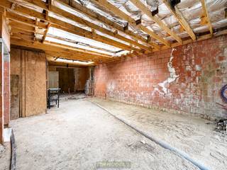 <strong>CHARMANTE GEZINSWONING</strong> met <strong>VIER SLAAPKAMERS</strong> en in de rustige dorpskern in Sint-Denijs. Op een <strong>PERCEEL VAN 415M²</strong> bevindt zich deze <strong>VERDER AF TE WERKEN WONING</strong>. Er is reeds een <strong>VERNIEUWDE GASCONDENSATIEKETEL, HOOGRENDEMENTSGLAS, 3 COLLECTOREN VOOR ZONNEBOILER EN DAKISOLATIE</strong>, waardoor er <strong>GEEN RENOVATIEPLICHT</strong> geldt. Hierdoor kan u op <strong>EIGEN TEMPO</strong> afwerken naar <strong>EIGEN WENSEN EN STIJL</strong>. Op het gelijkvloers (momenteel <strong>CASCO</strong>) vinden we een inkomhal, ruime leefruimte met zithoek,  af te werken keukenruimte, en een <strong>ZONNIGE TUIN</strong>. De eerste verdieping telt <strong>2 RUIME SLAAPKAMERS</strong>, badkamer met douche, toilet en lavabomeubel. Daarboven is er een zolderverdieping die via een vaste trap werd ingericht tot een <strong>DERDE EN VIERDE SLAAPKAMER</strong>. Kortom een project met de <strong>MOGELIJKHEID OM NAAR EIGEN SMAAK IN TE RICHTEN</strong>.<br /><br />Adres: Helkijnstraat 70 te Zwevegem (Sint-Denijs)<br /><br />Geen renovatieplicht; P-score: D, G-score: D