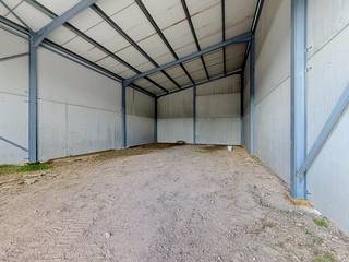 Nieuwe KMO-units te Roeselare, een modern en duurzaam bedrijventerrein bestaande uit 10 loodsen.<br /><br />In dit nieuwe KMO-park, *ARDOPOORT*, bieden wij een loods van 180 m² te koop aan, voorzien van een regenwaterput van 3000 liters. Er zijn ook 3 parkeerplaatsen te koop bij deze unit.<br /><br />Deze UNIT (nr. A) heeft een strategische ligging te Roeselare. Het bedrijventerrein is ideaal voor kleine en middelgrote ondernemingen die op zoek zijn naar een functionele, duurzame en goed bereikbare uitvalsbasis in West-Vlaanderen.<br /><br />Interesse? Neem contact met ons op voor meer info of een bezoek ter plaatse. De prijs is exclusief 21% BTW en exclusief kosten notaris, aansluitingskosten, ....