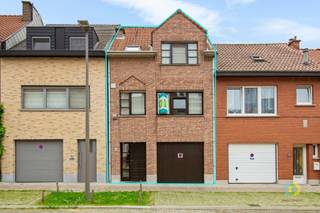 <p><span>À Koningslo se trouve cette maison bel-étage bien entretenue, construite en 1984, située dans un quartier résidentiel calme et agréable. La maison est en très bon état et a été entretenue avec soin au fil des ans. Elle offre en outre une excellente base pour moderniser davantage l'intérieur selon vos goûts. Au rez-de-chaussée se trouvent un garage spacieux, une buanderie, un débarras supplémentaire et, petite surprise, un sauna. Depuis la buanderie, on accède directement au jardin convivial et parfaitement entretenu. L'escalier partant du hall d'entrée mène au premier étage, où se trouve un espace de vie ouvert et lumineux pouvant accueillir un coin repas et un coin salon, suivi d'une cuisine ouverte récemment rénovée. À l'arrière de la maison se trouve la véranda, qui offre une vue sur le jardin et y donne accès. Le deuxième étage comprend un vaste couloir avec dressing intégré, trois chambres et une salle de bains. Un grenier pratique offre un espace de rangement supplémentaire. L’emplacement est particulièrement intéressant : écoles, commerces, transports en commun et commodités quotidiennes se trouvent à proximité. Grâce à la liaison fluide avec le Ring, Bruxelles, l’aéroport et les principaux axes routiers sont également rapidement accessibles. Une maison familiale bien entretenue avec garage, sauna, jardin, trois chambres et de nombreuses possibilités de personnalisation pour l’adapter aux normes actuelles.</span><span> </span></p>