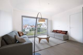 Dit hoekappartement is gelegen in een kleinschalige residentie op wandelafstand van het strand en bestaat uit: <br /><br />Inkomhal met gastentoilet en vestiaire, lichtrijke woonkamer met open ingerichte keuken, hoofdslaapkamer met badkamer (ligbad, toilet en lavabo) en tweede slaapkamer voorzien van douchekamer (douchekamer, lavabo).<br />Privatieve kelder in het gebouw. 