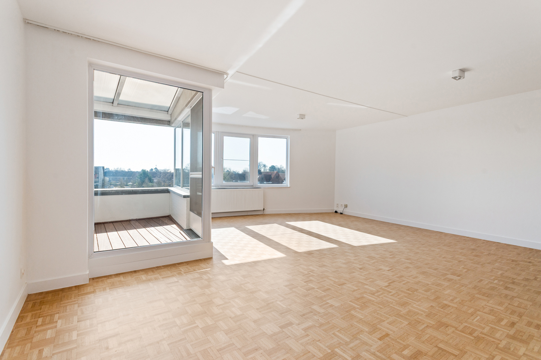 Instapklaar, volledig gerenoveerd appartement met twee slaapkamers, terras en garagebox. - foto 4