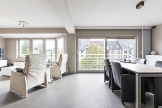 <p>Lichtrijk appartement in Koksijde met ruim terras en open groen uitzicht.</p>
<p> </p>
<p>Dit recent gerenoveerde appartement in een residentiële omgeving in Koksijde combineert comfort, licht en een aangename ligging nabij het centrum en openbaar vervoer. Dankzij de volledige zongerichte oriëntatie geniet u hier de hele dag van een lichtrijke leefruimte en een open groen uitzicht. Het ruime terras vormt een echte meerwaarde voor wie graag buiten geniet in alle rust. Het appartement beschikt over twee slaapkamers, een praktische indeling en een hedendaagse afwerking. Bovendien is er een optie tot aankoop van een garage in de residentie.</p>
<p> </p>
<p>Belangrijkste ruimtes:<br />• Inkomhal met vlotte toegang tot de verschillende ruimtes<br />• Lichtrijke living met eetruimte en open groen uitzicht<br />• Keuken met praktische indeling<br />• Twee volwaardige slaapkamers<br />• Badkamer met comfortabele inrichting<br />• Apart toilet<br />• Berging met extra opslagruimte<br />• Ruim zongericht terras</p>
<p> </p>
<p>Troeven:<br />• Volledig zongericht appartement met veel lichtinval<br />• Recent gerenoveerd met ruim terras<br />• Mogelijkheid tot aankoop van garage in de residentie</p>
<p> </p>
<p>Neem vandaag nog contact op met je ERA-makelaar voor een bezoek.</p>
<p> </p>
<p>JOUW DROOMAPPARTEMENT. ZO GEVONDEN!</p>