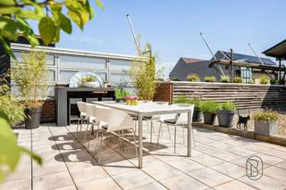 <p>Spacious, move-in-ready 4-bedroom apartment with an exceptional 63 m² terrace right in the center of Ronse, on the shopping street and within walking distance of the Grote Markt!<br /><br />LAYOUT: entry hall, separate toilet, spacious and bright living area (44 m²) with a fireplace and beautiful hardwood floors, fully equipped kitchen with separate dining area, and large terrace (63 m²). Upstairs: landing, bathroom with bathtub, shower, and double sink, and 4 spacious bedrooms (28 m², 20 m², 15 m², and 12 m²). There is also a very large basement (69 m²).<br /><br />What makes this property unique?<br />♦ prime location in the city center – spacious rooms – exceptional terrace – natural gas central heating – double-glazed windows – concrete vaulted ceilings – recently replaced boiler – no elevator and no homeowners’ association fees. Option to rent a garage.<br /><br />Who is this property ideal for?<br />♦ For families who want to live in a vibrant city.<br />♦ For couples who love space and comfort.<br /><br />For sale through Immo Beguin, your real estate expert since 2009. With offices in Ronse, Waregem, Kortrijk, Deinze, Tournai, and Lessines.<br />✉️ info@immobeguin.be<br />📞 +32 486 60 66 00</p>