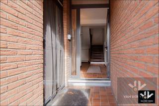 <u><strong>Ruim en zeer goed onderhouden triplex met veel mogelijkheden op goed bereikbare locatie in het gezellige Diepenbeek </strong></u><br /><br /><strong>Troeven</strong>
<ul>
<li>Zeer ruim en instapklaar triplex-appartement</li>
<li>Maar liefst 5 niveaus met veel mogelijkheden (kelder en zolder inbegrepen)</li>
<li>Inpandige garage en 'gemeenschappelijke' tuin</li>
<li>Gevoel van een Bel-etage woning</li>
<li>Uitstekende ligging nabij E313, Diepenbeek-centrum en omliggende steden</li>
<li>Mogelijkheid tot creëren van extra slaapkamer(s) of leefruimte(s)</li>
<li>Woning eveneens te bereiken via de achterzijde van het gebouw</li>
<li>Mooie natuurgebieden op wandelafstand: de Caetsweyers & Dauteweyers </li>
</ul>
<br />“Genieten van het leven” dat is wat je kan doen in Diepenbeek: je krijgt er een pak natuur en ontelbare kilometers wandel- en fietspaden gratis aangeboden.<br /><br />Verheugd laten we jullie kennismaken met deze 'triplex'. Dit zeer ruim en goed onderhouden appartement (triplex) is gelegen langs de Nieuwstraat (N76 Genk–Borgloon). Vanuit deze locatie bereik je snel het centrum van Diepenbeek, de E313-autosnelweg en omliggende steden zoals Hasselt, Genk en Bilzen. Het pand bestaat uit maar liefst vijf niveaus, waarvan een deel behoort tot de pizzeria op het gelijkvloers. Het appartement is ook bereikbaar via de achterzijde, waar zich de inpandige garage en de 'gemeenschappelijke' tuin bevinden.<br /><br />Via de gelijkvloerse verdieping ( niveau 0) vind je de inkomhal, die toegang biedt tot de garage, de tuin en de traphal. Van hieruit kan je zowel naar de bovenliggende verdiepingen als naar de ruime, praktische kelder (niveau -1).<br /><br />De eerste verdieping (niveau 1) omvat de traphal, een apart toilet, een L-vormige woonkamer die zich uitstrekt over de volledige breedte van het gebouw, een ruime en volledig uitgeruste keuken, een bijkeuken/berging en een terras met zicht op de tuin.<br />Op de tweede verdieping (niveau 2) bevinden zich twee slaapkamers aan de straatzijde, centraal de traphal en achteraan een derde slaapkamer en een badkamer met douche, toilet en wastafel.<br />De derde verdieping (niveau 3) is momenteel ingericht als zolderruimte, maar biedt de mogelijkheid om er een master bedroom met dressing, een tweede badkamer en extra bergruimte te realiseren. Deze verdieping biedt dus de mogelijkheid om de ruimte nog vrij in te delen naar wens.<br /><br />Wist je trouwens dat de pizzeria onder de woning gekend staat voor dé lekkerste pizza's in de omgeving? Nog een troef als je het ons vraagt!<br /><br /><span>Dit is een gezinswoning (ook wel triplex genoemd) waar aan ruimte en mogelijkheden zeker geen gebrek is en tevens gelegen op een locatie met een uitstekende bereikbaarheid.<br /><br />Interesse? Laat je gegevens achter onder dit zoekertje en Koen komt graag snel bij je terug!<br /><br />Tot binnenkort!</span><br /><br />