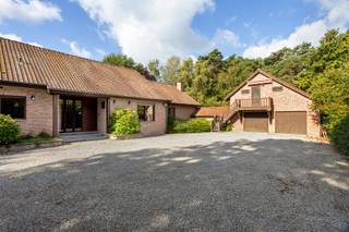 OPEN HUIS DAG OPZATERDAG 18 APRIL TUSSEN 14 EN 16U !<br /><br />UNIEK rustig gelegen villa op uniek perceel van +/- 11.798m² met grote mooie siervijver te Lichtaart!<br /><br />De woning beschikt momenteel over 2 slaapkamers, ruim bureau dat eventueel als derde slaapkamer gebruikt kan worden, dressing, 2 badkamers, woonkamer, keuken, berging, wasruimte en koele kleine bergkelder, een dubbele garage met bovenliggende ingerichte studio met aparte toegang. Deze beschikt over een eigen keuken en badkamer.<br />De woning beschikt over een zeer ruime zolderverdieping waar extra slaapkamers en badkamer kunnen gecreëerd worden. Dit is reeds voorzien in de huidige plannen indien uitbreiding gewenst. Momenteel dus mogelijkheid tot 4 slaapkamers waarvan 1 apart in de studio.<br /><br />INDELING <br />Een uitgestrekte private gebogen oprit brengt ons tot aan de villa met veel privacy. Deze is toegankelijk via een ruime inkomhal met toegang naar zowel de keuken, de woonruimte als tot de bureauruimte of extra slaapkamer. De zeer ruime woonkamer geeft een prachtig panoramisch zicht over de tuin met vijver door het gebruik van grote ramen achteraan. Deze ruimte is ook voorzien van een gezellige houtkachel.<br /><br />BIJZONDERHEDEN<br />- grondwaterboring<br />- eigendom met uitbreidingsmogelijkheden ( informeer u over meerdere mogelijkheden ) <br />- rolluiken voorzien in gans de villa<br />- EPC label D<br /><br />POSITIEVE ASPECTEN<br />- unieke westelijk georiënteerde kavel met prachtige vijver<br />- aparte dubbele garage + veel parkeermogelijkheden voor de woning<br />- aparte studio<br />- uitzonderlijk rustige ligging