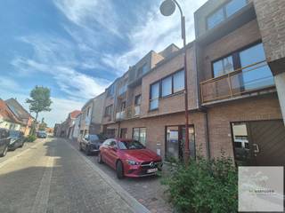 <p><strong>Instapklaar gelijkvloers appartement met 2 slaapkamers, bureauruimte en warmtepomp</strong></p>
<p></p>
<p>Bent u op zoek naar een comfortabel en instapklaar appartement in het centrum van Lotenhulle, met alle hedendaagse voorzieningen? Dan is dit verzorgde gelijkvloerse appartement zeker een bezoek waard.</p>
<p></p>
<p>Het appartement werd gerenoveerd in 2015 en biedt een praktische indeling met een ruime leefruimte, een volledig geïnstalleerde keuken, twee volwaardige slaapkamers en een aparte bureauruimte, ideaal voor thuiswerk of als hobbykamer.</p>
<p></p>
<p>De stijlvolle badkamer is uitgerust met zowel een ligbad als een aparte douche, waardoor u geniet van optimaal comfort. Dankzij de warmtepomp beschikt het appartement niet alleen over een energiezuinige verwarming, maar ook over airconditioning voor aangename temperaturen tijdens de zomermaanden.</p>
<p></p>
<p>Achteraan het gebouw kunnen bewoners gebruikmaken van een gemeenschappelijke tuin. Bovendien zijn er voldoende parkeermogelijkheden in de onmiddellijke omgeving.</p>
<p></p>
<p><strong>Troeven van het appartement:</strong></p>
<ul>
<li>Gelijkvloers appartement</li>
<li>2 slaapkamers + aparte bureauruimte</li>
<li>Instapklaar</li>
<li>Gerenoveerd in 2015</li>
<li>Volledig geïnstalleerde keuken</li>
<li>Badkamer met ligbad én douche</li>
<li>Warmtepomp met verwarmings- en aircofunctie</li>
<li>Gemeenschappelijke tuin</li>
<li>Voldoende parkeergelegenheid in de buurt</li>
<li>EPC-label D</li>
<li></li>
</ul>
<p><strong>Beschikbaar vanaf:</strong> 1 augustus 2026<br /><strong>Huurprijs:</strong> € 790 per maand + 20€ per maand provisie</p>
<p></p>
<p>Interesse? Contacteer ons gerust voor meer informatie of een bezichtiging.</p>
<p></p>