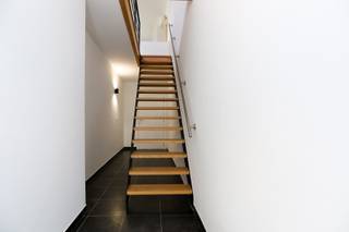 Deze instapklare bel-etagewoning bevindt zich op een zeer goede locatie op de rand van Beveren.Op het gelijkvloers is er een ruime inkomhal/traphal,...