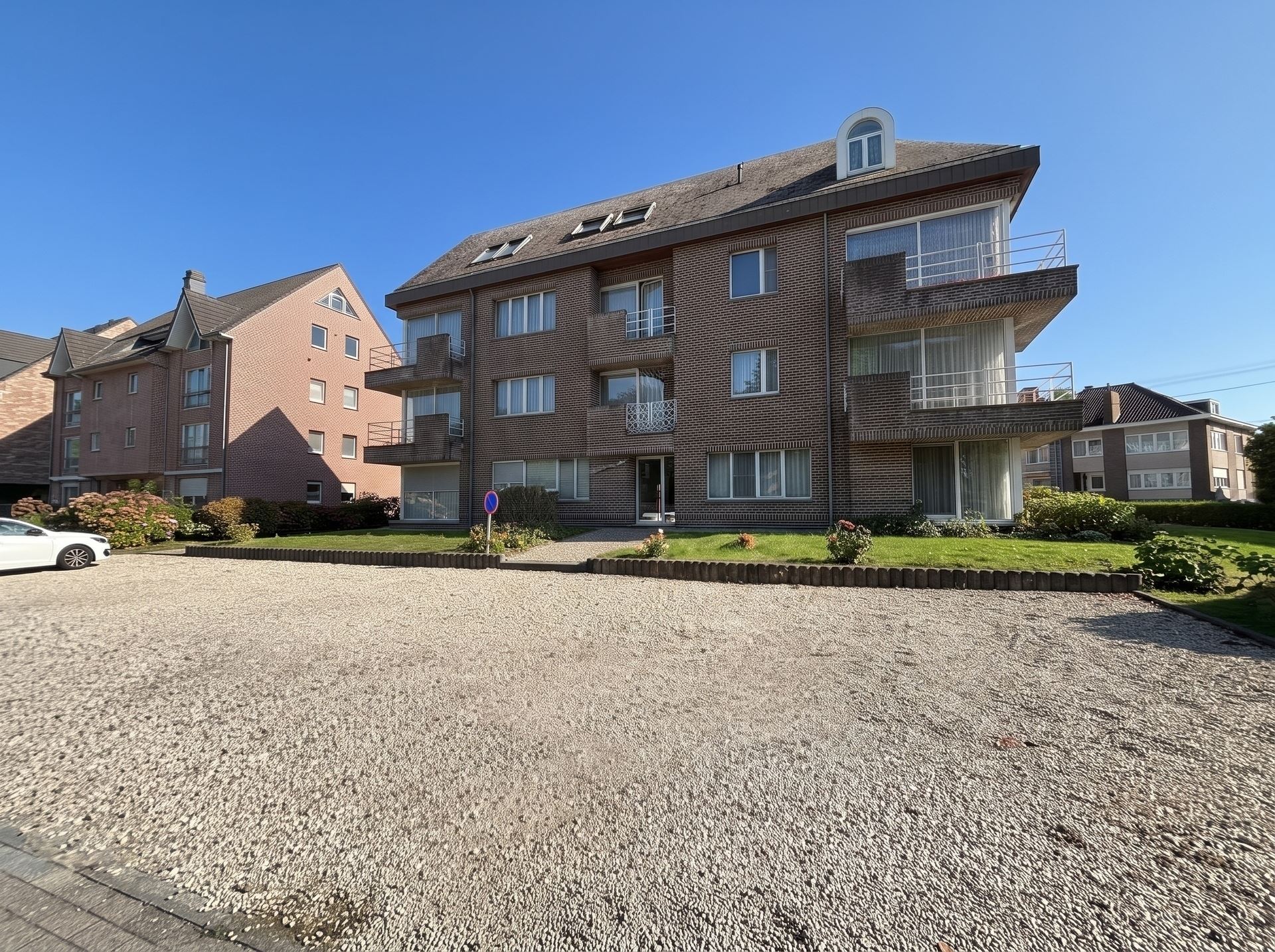 Prachtig appartement in een modern gebouw, vlakbij belangrijke wegen en alle voorzieningen. - foto 4