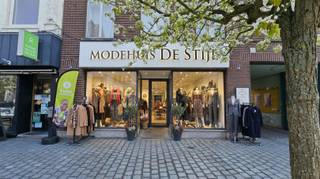 Immeuble commercial très bien situé en position A dans la rue commerçante de Ronse, en venant de la gare vers le centre. Les grandes fenêtres...