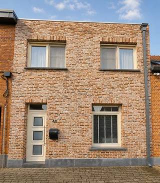 Op zoek naar een instapklare woning waar je jarenlang zorgeloos kunt wonen? Dan is deze volledig gerenoveerde gezinswoning misschien precies wat je zoekt!<br /><br />Gelegen in een rustige, verkeersluwe éénrichtingsstraat op een perceel van 270 m², geniet je hier van een aangename woonomgeving. Winkels, scholen, openbaar vervoer en andere voorzieningen bevinden zich vlakbij. Twee scholen liggen bovendien op wandelafstand, ideaal voor een jong gezin.<br /><br />De woning werd de voorbije jaren grondig vernieuwd. De badkamer werd twee jaar geleden volledig gestript en smaakvol gerenoveerd. Vorig jaar kregen ook de ruime leefkeuken (17 m²), het washok en het toilet een complete make-over. Tegelijk werd een nieuwe verwarmingsketel geplaatst.<br /><br />Ook energetisch scoort de woning uitstekend. Met 12 zonnepanelen, een omvormer, een thuisbatterij van 5 kWh en EPC-label B geniet je van een energiezuinige woning die klaar is voor de toekomst.<br /><br />Aansluitend aan de leefruimte en keuken bevindt zich een praktisch bureau met ingemaakte kast, ideaal als thuiswerkplek. Daarnaast is er een kleine kelder.<br /><br />Op de eerste verdieping bevinden zich 3 slaapkamers van 11 m², 8,5 m² en 7,5 m² en een aparte berging. Dankzij de open nok van het dak beschikken de slaapkamers over hoge plafonds, wat voor een bijzonder ruimtelijk gevoel zorgt.<br /><br />De stijlvolle badkamer (7 m²) bevindt zich op het gelijkvloers.<br /><br />Ook aan wooncomfort ontbreekt het niet: airconditioning, rolluiken en thermostatische radiatorkranen zorgen het hele jaar door voor een aangenaam binnenklimaat.<br /><br />De tuin vormt een extra troef. Achteraan staat een ruim tuinhuis van 37 m², bestaande uit een grote multifunctionele ruimte en twee aparte bergingen. Ideaal als hobbyruimte, werkplaats, fitness, opslag of mancave.<br /><br />In de tuin bevindt zich tevens een servitudeweg, waarvan in de praktijk slechts één buurman gebruikmaakt. Deze doorgang doet weinig afbreuk aan de ruimte en het gebruikscomfort van de tuin.<br /><br /><br /><br /><br /><br />