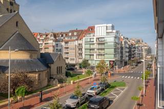 <p>Res. Fairway.<br />Dit lichtrijke appartement geniet van een uitstekende ligging en een aangenaam open zicht op de Heilig Hartkerk. Dankzij de gunstige oriëntatie profiteert de woning de hele dag van een mooie natuurlijke lichtinval.<br />De leefruimte biedt plaats aan een gezellige zithoek en eethoek en sluit aan op het zonnige terras met vrij uitzicht. De volledig uitgeruste open keuken vormt een mooi geheel met de leefruimte.<br />Verder beschikt het appartement over twee volwaardige slaapkamers, waarvan de master bedroom aan de rustige achterzijde gelegen is en toegang biedt tot een balkon. Een afzonderlijke douchekamer, gastentoilet, praktische vestiaire, ruime privatieve kelder en vernieuwde gasinstallatie vervolledigen het geheel.<br />Een verzorgde en instapklare woning met veel licht, ruimte en comfort, ideaal gelegen voor wie aangenaam en centraal wil wonen.<br />Ref. A715</p>