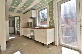  Deze woning werd reeds grotendeels onder handen genomen, nog een kleine inspanning en deze gezinswoning is klaar voor bewoning. Ingedeeld als volgt:...