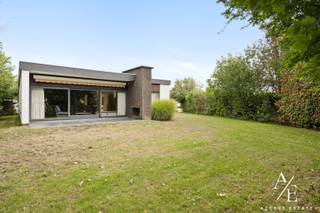 Deze charmante bungalow met renovatiepotentieel en zonnige tuin wordt exclusief aangeboden via Access Estate.<br />BEZOEKDAG ZATERDAG 26 SEPTEMBER - OP AFSPRAAK!<br />Maak jouw afspraak via 0472 60 91 51 (telefoon, sms of Whatsapp).<br /><br />In een rustige, doodlopende straat in Evergem, op korte afstand van het centrum en alle dagelijkse voorzieningen, bevindt zich deze charmante bungalow met heel wat mogelijkheden. De woning biedt aangenaam gelijkvloers wonen, drie volwaardige slaapkamers, een ruime dubbele garage en een mooie, zuidwestgerichte tuin met veel privacy.<br /><br />Bij het binnenkomen betreedt u de inkomhal met ingemaakte kasten, die een praktische verbinding vormt met zowel de leefruimte als de keuken.<br /><br />De ruime en lichtrijke leefruimte geniet dankzij de grote raampartijen van een aangenaam zicht op de tuin. De sfeervolle cassettehaard zorgt voor extra warmte en gezelligheid. Er is voldoende ruimte voor een comfortabele zithoek en een ruime eettafel. Aansluitend bevindt zich een gezellige leeshoek, die eveneens perfect kan worden ingericht als bureau, hobbyruimte of extra zithoek.<br /><br />De keuken sluit rechtstreeks aan op de inkomhal en de leefruimte en geniet eveneens van een mooi uitzicht op de tuin. De aangrenzende berging zorgt voor extra praktische opbergruimte. Vervolgens is er toegang tot de ruime dubbele garage. Deze inpandige garage beschikt over een grote poort, bijkomende bergruimte en een apart toilet. <br /><br />Vanuit de leefruimte leidt de nachthal naar het slaapgedeelte van de woning. Hier bevinden zich drie volwaardige slaapkamers, een gastentoilet en de badkamer. De badkamer is uitgerust met ingemaakte kasten, een lavabo en een ligbad.<br /><br />Een absolute troef is de ruime zuidwestgerichte tuin. De volwassen groenaanplant rondom het perceel zorgt voor een aangename privacy en een groene, rustige omgeving. Het terras met ingebouwde buitenhaard nodigt uit tot gezellige zomeravonden, terwijl het ruime grasperk tal van mogelijkheden biedt voor ontspanning en tuinplezier. Vooraan beschikt de woning bovendien over een ruime oprit met parkeergelegenheid voor meerdere wagens.<br /><br />De woning biedt een uitstekende basis voor wie op zoek is naar een gelijkvloerse woning met ruimte, privacy en renovatiepotentieel en deze volledig naar eigen smaak wil moderniseren.<br /><br />Troeven:<br />• Laagbouwwoning met alles op één niveau <br />• Inpandige dubbele garage <br />• Rustige ligging in een doodlopende straat<br />• Zuidwestgerichte tuin met veel privacy<br />• Tal van mogelijkheden om de woning naar eigen smaak te renoveren <br /><br />Keuringen:<br />• Asbestattest: Asbestveilig<br />• EPC: label D<br />• Elektrische installatie: niet conform <br /><br />Grijp deze unieke kans om een solide bungalow om te toveren tot uw droomwoning! Contacteer ons vandaag nog voor een afspraak op de bezoekdag!