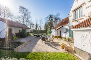 Te midden van het groen, met een prachtig vrij zicht op de achterliggende velden, bevindt zich deze bijzonder charmante hofstede op een royaal...