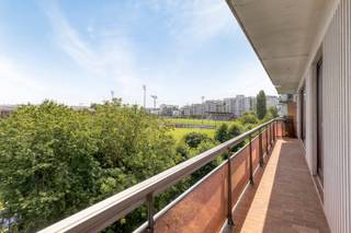 Dit ruime appartement van 82m2, gelegen aan de Mettewielaan te Molenbeek, biedt een unieke combinatie van ruimte, uitzicht en comfort. Het appartement bestaat uit een inkomhal, een ruime leefruimte met prachtig uitzicht via het zonneterras, een ingerichte keuken, een apart toilet, 2 ruime slaapkamers en een badkamer met douche in bad en toilet. Daarnaast is een bergkelder inbegrepen in de prijs, waardoor u voldoende ruimte heeft voor opslag. Indien u meer informatie wenst of een bezoek, stuur gerust een mail naar Affligem@immoaccenta.be