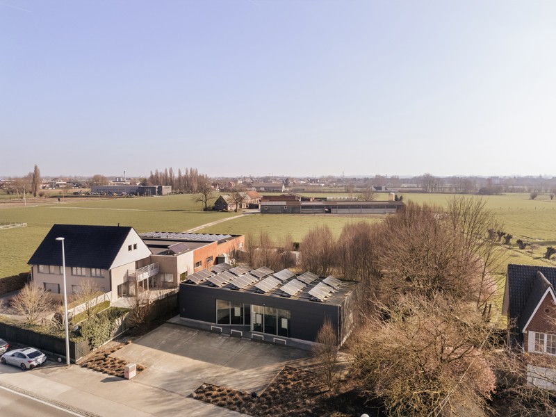 Commercieel gelegen kantoorruimte (200m2) met prive parking voor 6 wagens op 1531m2 (50 zonnepanelen met certificaten incl) - foto 1