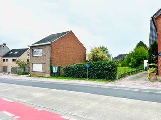Aan de rand van centrum Zottegem vinden we deze ruime bouwgrond (7a 32ca) voor het optrekken van een halfopen bebouwing. Er bestaat reeds een stedenbouwkundig attest voor het bouwen van een woning met gevelbreedte van 8m en een bouwdiepte van 18m op het gelijkvloers en een bouwdiepte van 12m op het verdiep, met een zadeldak. In de achterliggende zone mag een afzonderlijke garage worden ingeplant. De voorschriften kunnen via het kantoor opgevraagd worden. Topper! Voor meer inlichtingen of een afspraak ter plaatse of op kantoor, contacteer Veronique 0483/676579